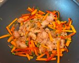 Foto del paso 2 de la receta: Pad Thai de camarones y pollo