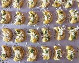 Foto langkah ke 6 dari resep Garlic Cheese Cookies (Eggless).