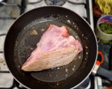 Foto del paso 3 de la receta: Pierna de cerdo a la naranja con aderezo de champiñón con piña