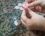 صورة لخطوة 7 من وصفة كعيكعات بااطلية وطريقة صنع الورود بشكليين