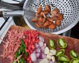 Foto langkah ke 2 dari resep Tumis ikan asin gabus kecombrang.