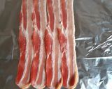 Baconbe göngyölt aszaltszilvás csirkemellrolád recept fázis 2 fotója