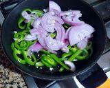 Foto del paso 1 de la receta: Salchichas frescas de ternera con cebolla caramelizada y cereza
