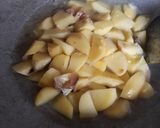 Foto langkah ke 4 dari resep Kentang Jamur Masak Kecap.