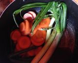 Foto del paso 1 de la receta: Salmón con salsa de camarones al coco y eneldo con papas moradas