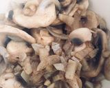 Foto langkah ke 5 dari resep Tumis jamur kancing.