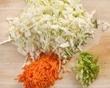 Hình bước làm 1 của món Salad dầu mè gà chiên
