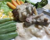 Foto langkah ke 3 dari resep Beef steak with creamy mushroom sauce.
