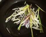 Foto del paso 7 de la receta: Spaghetti, sin gluten, con pechuga de pollo, cebollín, zanahoria, hinojo, huevo revuelto y más