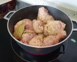 Foto del paso 2 de la receta *Pollo al vino aromatizado a la menta*