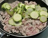 A picture of step 3 of Sliced Pork and Zucchini Fried with Oyster-Mayo Sauce.