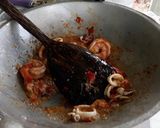 รูปขั้นตอนการทำที่ 4 ของ กะเพรากุ้งหมึก🦐🦑ใส่ข่า