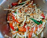 A picture of step 4 of Som Tam / Thai Green Papaya Salad.