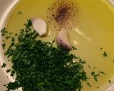 Foto del passaggio 3 della ricetta Spaghetti alle vongole sfumata con rhum