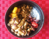 Foto del paso 1 de la receta: Yogur desayuno con mango, fresas y pistachos