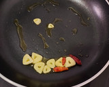 Foto del paso 5 de la receta: Pasta negra con gulas y langostinos