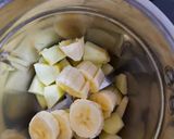 A picture of step 1 of Banana apple smoothi.