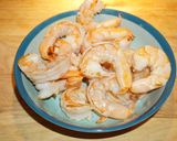 Foto del paso 3 de la receta: CAMARONES SALTEADOS CON HONGOS SHIITAKE, VAINAS DE ARVEJAS VERDES Y SALSA DE OSTRA. JON STYLE