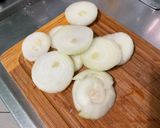 Une image de l'étape 2 de Oignons croustillants marinés épicés grillés.
