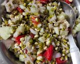 स्प्राउटेड मूंग दाल/ अंकुरित मूंग दाल (Sprouted moong dal/ ankurit moong dal recipe in Hindi) रेसिपी चरण 2 फोटो