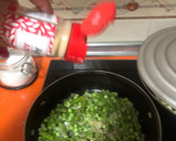 Foto del paso 5 de la receta: Revuelto de guisantes con espárragos trigueros, gambas y huevos