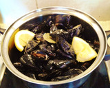 Foto del paso 1 de la receta: Rodaballo en salsa verde con ensalada de mejillones