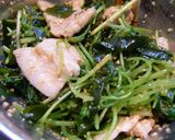 A picture of step 4 of Spicy Mitsuba with Meat, Sesame, and Ponzu.