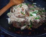 รูปขั้นตอนการทำที่ 2 ของ บะหมี่ผัดริบอาย,ต้นหอม - คีโต