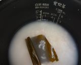 A picture of step 3 of Pink-tinged Fermented Krill Edamame Rice.