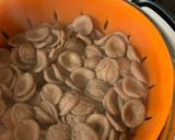 Foto del passaggio 1 della ricetta Orecchiette di grano arso al forno, con puntarelle, olive e burrata