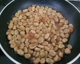 Foto del paso 2 de la receta: Habitas en conserva con chipirones, cebolla y tomate confitado y huevo frito para rematar el plato