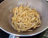 A picture of step 4 of Aglio e olio fettuccine.