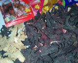 A picture of step 1 of Zobo drink.