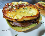 Foto del paso 6 de la receta: Montadito de queso a la plancha con guacamole, cebolla a la miel y mermelada de manzana