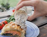 Foto langkah ke 12 dari resep Salmon Puff Pastry Dengan Bayam Dan Saus Jamur: RAHASIA MUDAH Buat Di Rumah.