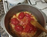 Foto del paso 2 de la receta: Chorizos a la pomarola con fideos caracoles