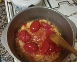 Foto del paso 2 de la receta: Chorizos a la pomarola con fideos caracoles