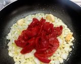 Foto del paso 2 de la receta: Filetes de merluza con pimientos de piquillo y ajos confitados