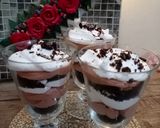 A picture of step 7 of Oreo mousse trifle.