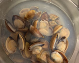 Foto del paso 1 de la receta: Merluza con langostinos y almejas