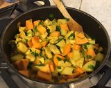 Une image de l'étape 8 de Poulet aux panais,patate douce et fruits secs au lait de coco et curry.