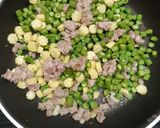 รูปขั้นตอนการทำที่ 2 ของ ถั่วฝักยาวข้าวโพดอ่อนผัดหมูสับใส่ไข่