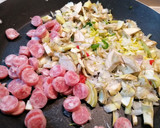 Foto del paso 1 de la receta: Paella con salchichas del país y crujiente de alcachofas