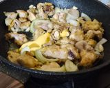 Foto langkah ke 4 dari resep Ayam Jamur Tumis Mentega.
