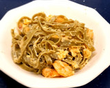 Foto del paso 8 de la receta: Tallarines de espinacas a la carbonara con gambas (Sin sal)