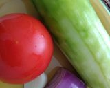 Foto del paso 1 de la receta: Ensalada de pepino, tomate y aguacate aliñada con agua de mar