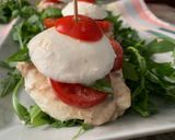 Foto del passaggio 5 della ricetta Burger di mozzarella, con tonno maionese capperi e basilico fresco
