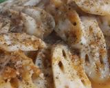 A picture of step 7 of Lotus roots with black pepper.