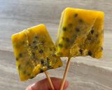 A picture of step 4 of Granadilla Lolly (passion fruit ice lolly).