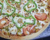صورة لخطوة 3 من وصفة بيتزا الدجاج و الخضار 😍🍕